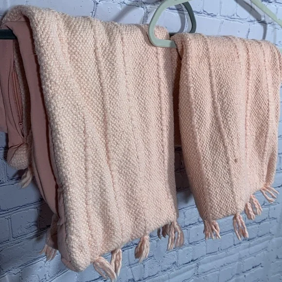 Magaschoni Set of 2 Pillow Covers Pink Tasseled - Picture 2 of 14